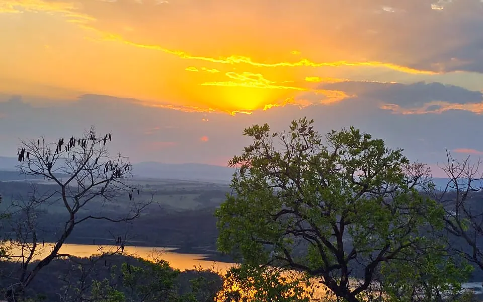 Pôr do sol dourado na Serra da Canastra
