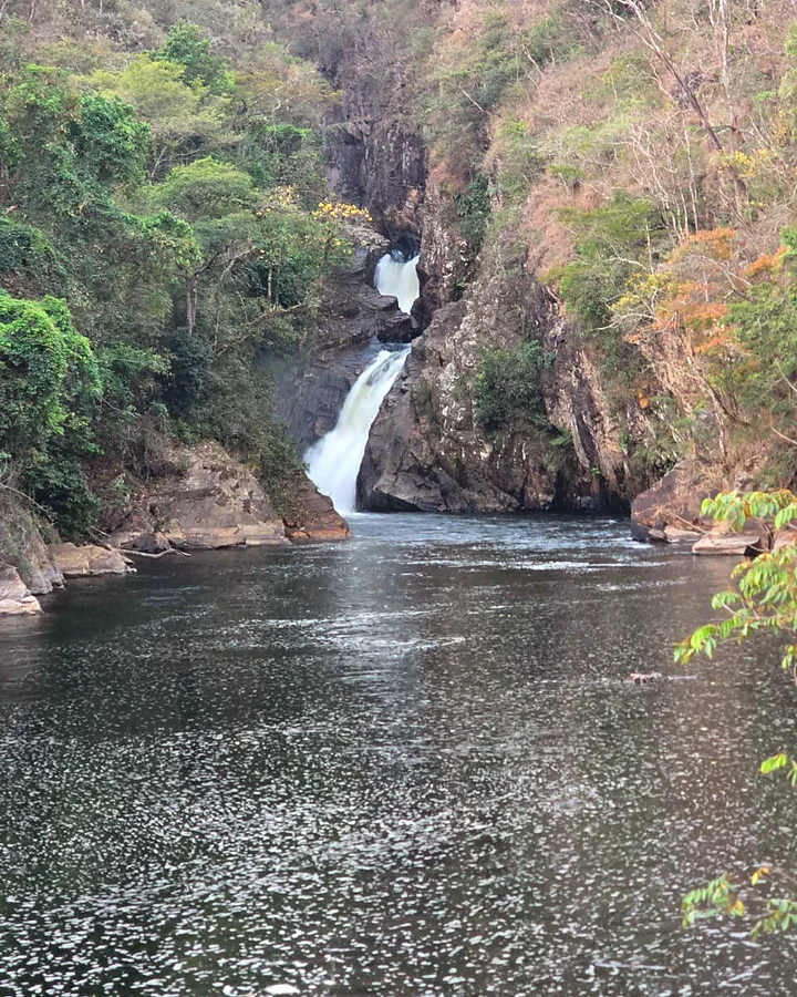 Cachoeira entre paredões de pedra